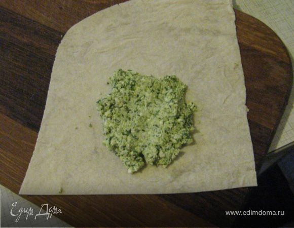 На лаваш выкладываем творожную массу.