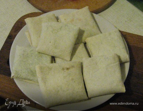 И заворачиваем края так, чтобы они были на помидоре. Он мокрый, поэтому нам надо, чтобы он не успел насквозь "промочить" лаваш.