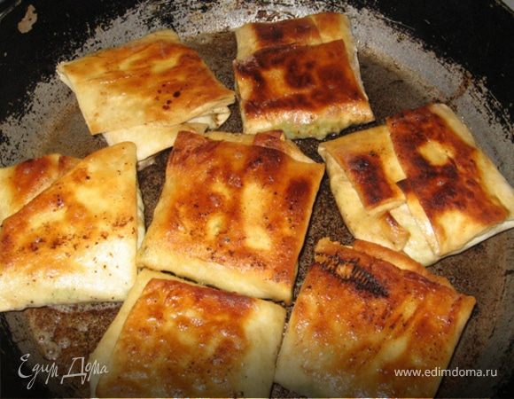 На сковороде топим сливочное масло и выкладываем вертуны. Сначала тыльной стороной (там где складки), потом переворачиваем на лицевую. Жарим на умеренно сильном огне до золотистой корочки. (у меня до сковороды дожили только 7 - не уследила ;) Пожарили и сразу приятного аппетита!