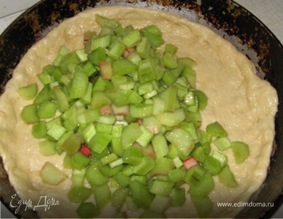 Затем его нужно нарезать, но не очень мелко, длинной сантиметра по 2. Присыпать сахаром и сразу выложить на нижний слой пирога. Чтоб сок не успел пустить.