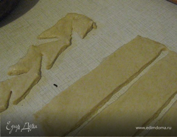 Теперь делаем "решетку" для верхнего слоя пирога. Для этого я раскатываю тесто, нарезаю полосками сантиметров по 6 и делаю косые надрезы.