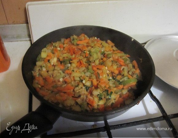 Минут через 10 добавить мелко порезанные помидоры или сок. Помешать. Порезать мелко зелень и чеснок, положить в соте и перемешать. попробовать на соль и досолить если надо. В общей сложности жарить 25-30 минут. Все овощи должны хорошо прожариться.