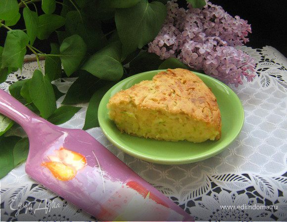 Заранее разогреть духовку до 200С. 
Молодые кабачки вымыть,отрезать кончики и не очищая натереть на крупной тёрке(кабачки должны быть молоденькие,это важно!Старые кабачки,с толстой кожурой водянистые,из них пирог не получится!)Смешать в чашке муку, разрыхлитель, тертый кабачок и тёртый сыр. В другой чашке смешать молоко, яйцо,сахар,соль и масло. Вылить молочную смесь в мучную и быстро размешать.Тесто должно получится как густая сметана.Форму смазать маслом,аккуратно выложить тесто,разровнять.Выпекать 40-45 минут (готовность проверяла спичкой-сухая спичка,значит готово).Пирог получается не обыкновенно нежным и вкусным,и готовится быстро.Нам очень понравился! Приятного аппетита!