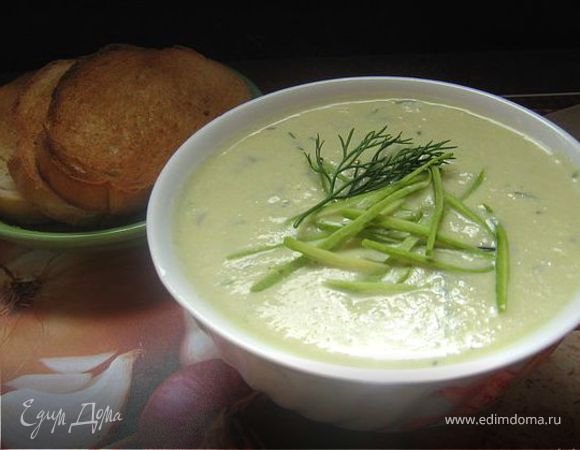 В кастрюльке разогреть сливочное масло и пассеровать в нём нарезанный колечками лук-порей,добавить очищенные и нарезанные кубиками кабачки,убавить огонёк и помешивая тушить овощи минут 7-8,добавить бульон,довести до кипения и варить 10-12 минут.Затем кастрюльку снять с плиты,дать не много остыть.С помощью блендера превратить овощи с бульоном в пюре.Огурец очистить от кожуры,нарезать кубиками,укроп вымыть,обсушить и оторвать маленькие веточки от стеблей,добавить огурец с укропом к пюре и снова всё взбить блендером,добавить сливки,соль,перец,хорошо перемешать(можно ещё раз взбить блендером).Подавать можно и горячим и тёплым с тостами.Очень нежный,вкусный и сытный супчик!