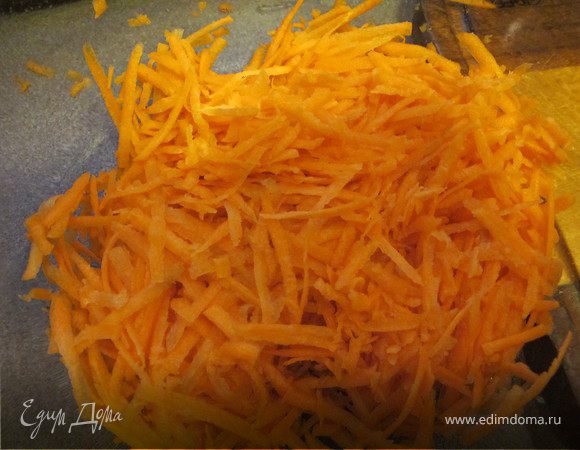 Морковку натереть на крупной терке.