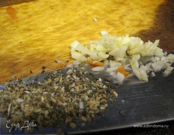 Чеснок мелко порубить, смешать с сухими травками.