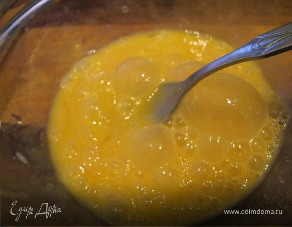 Яйца взбить с солью.Пармезать натереть на крупной терке.