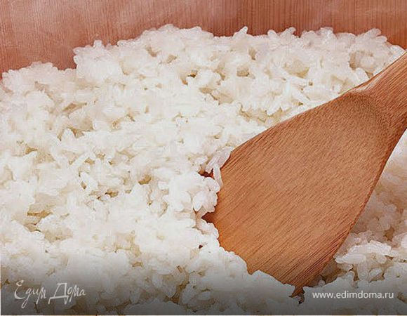 Промыть рис много раз до чистой воды, залить рис водой и оставить на 40 минут, затем слить воду ч.з сито и оставить на 30 мин. Сухой и чистый рис залить водой и варить на медленом огне около 15 мин. Готовый рис оставить в кастрюле на 40 минут, предварительно положив под крышку полотенце, для того чтобы рис впитал излишнюю влагу. Вынуть рис на плоскую большую тарелку и полить заранее приготовленным уксусом, перемешивая плоской деревянной ложкой.