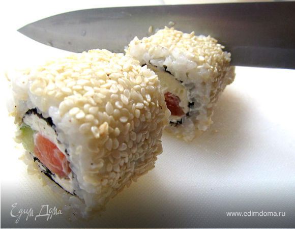 Разрезать роллы лучше острым и мокрым ножом (каждый раз его очищать от риса и смачивать в воде, перед тем как отрезать новую порцию)Сначала режем пополам, затем каждую часть еще на 3 ролла. Итого плучается 6 штук.