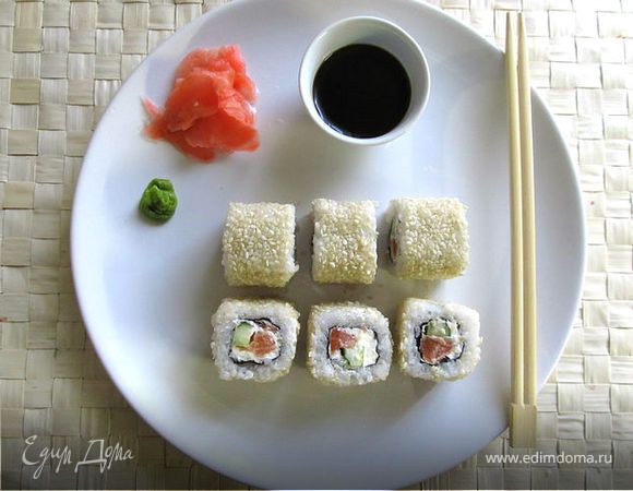 Из оставшегося риса и листьев можно сделать роллы и с другими начинками. Из 500г риса получается более 36 шт) Роллы подаются с васаби, маринованным имбирем и соевым соусом. ПРИЯТНОГО АППЕТИТА!)))
