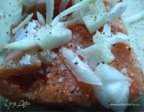 Положить на одну часть теста филе любой красной рыбки , (семги, форели, горбуши и т.д.), посолить, поперчить, сверху положить лук, нарезанный кольцами, и несколько маленьких кусочков сливочного масла, закрыть второй половинкой теста. Сверху ножницами или ножом сделать дырочки. Выпекать минут 20. 