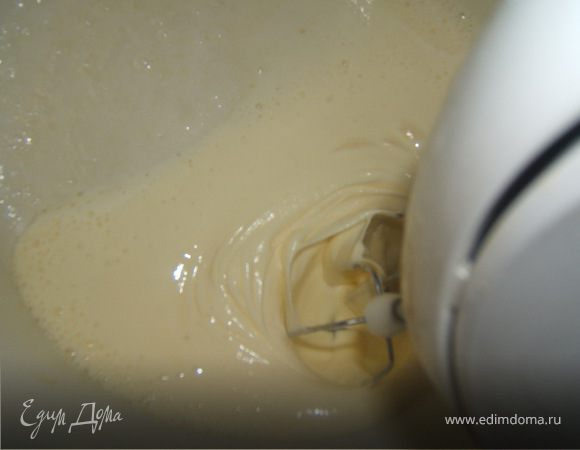 Яйца взбить миксером с сахаром, ванилином и разрыхлителем в пышную пену.