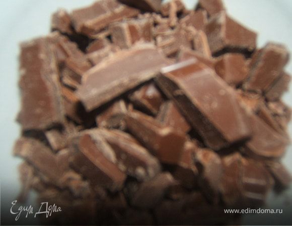 шоколад порезать на мелкие кусочки и заморозить его в морозильнике, чтобы при выпечке он не растекся