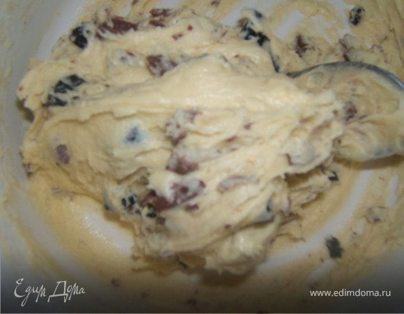 к яйцам с маслом добавить муку, шоколад, чернослив и все перемешать. чтобы получилось тягучее тесто)