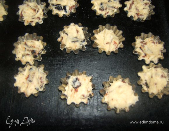 формочки для кексов смазать растительным маслом  выложить тесто