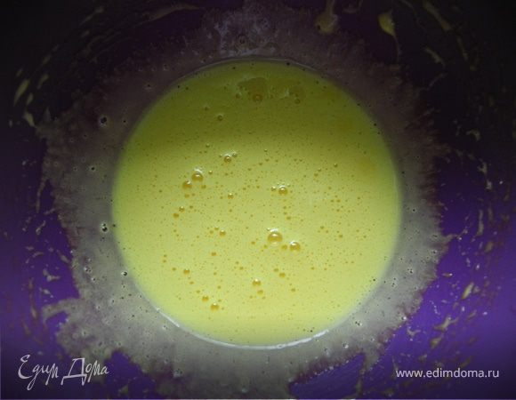 Все очень просто.
Желтки растереть с сахарной пудрой.
Аккуратно перемешать с маскарпоне и лимончелло.
