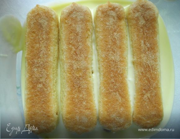 Затем опять слой крема.
Следующий слой – печенье, смоченное в смеси лимончелло и воды.
Затем опять крем.
Следущий слой печенья смочить в лимончелло, смешанном с водой.
