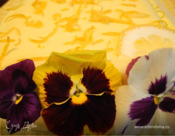 Сделать так несколько слоев, меняя пропитку.
Сверху покрыть кремом и посыпать лимонной цедрой.   
Поставить в холодильник на ночь.
Утром можно есть.
