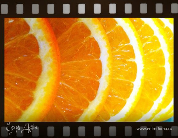 Принимаемся за корону...Апельсин вымыть, я сначала думала делать ломтик апельсина на каждом пирожном, поэтому апельсин порезан дольками, но не смогла получить идеально круглый вырез на дольке...