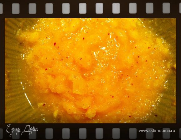 Так что в этот раз корона была такой: дольки очистить от кожи, смолоть в блендере в пюре. Отдельно измельчить фундук. Поставить в холодное место ждать своего часа.