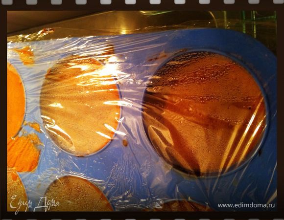 Тем временем готово тесто. Не вынимая из формочек, заливаем его по самые края муссом. Накрываем пищевой пленкой и ставим в холодильник. часа на 3. в Идеале приготовить с вечера, а утром перед подачей украсить...