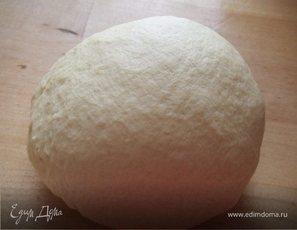 Просеять муку в миску. 
Желток положить в стакан, налить воду, чтобы получилось 3/4 стакана, добавить соль, всё размешать. 
Воду потихоньку лить в муку, одновременно размешивая воду круговым движением руки. Нужно добиться, чтобы мука образовала с водой комочки-хлопья. 
Затем вылить в тесто растительное масло и замесить тесто, если тесто будет очень крутым, добавить немного воды. Тесто нужно вымесить, чтобы оно стало мягким, но не долго. Это тесто получaeтся слегка слоёным. 
Положить тесто в пакет и дать ему отдохнуть 30-40 минут. 

