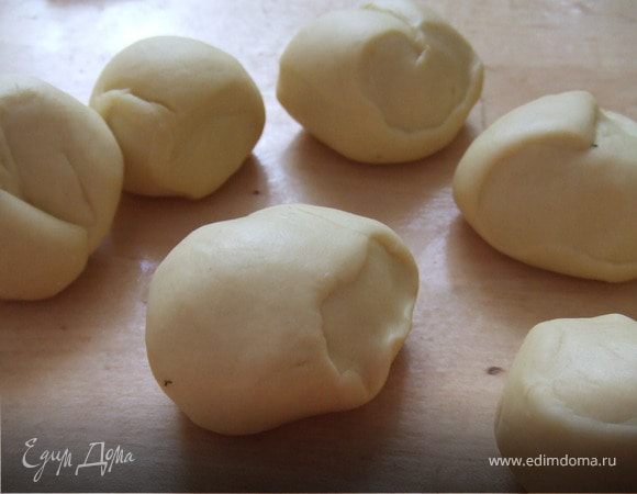 Тесто разрезать на кусочки. 