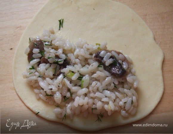 Каждый кусочек раскатать в круг, муку подсыпать не нужно - тесто не прилипает к скалке и к столу, и очень хорошо растягивается. Раскатывать тесто нужно тонко, примерно в 2 мм. 