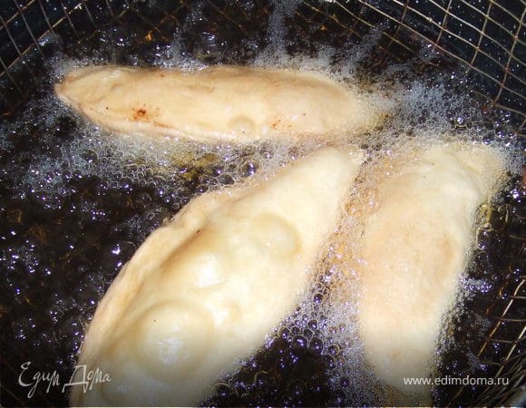 Жарить чебуреки во фритюре на среднем огне - растительное масло нагреть, положить чебуреки и обжарить с двух сторон