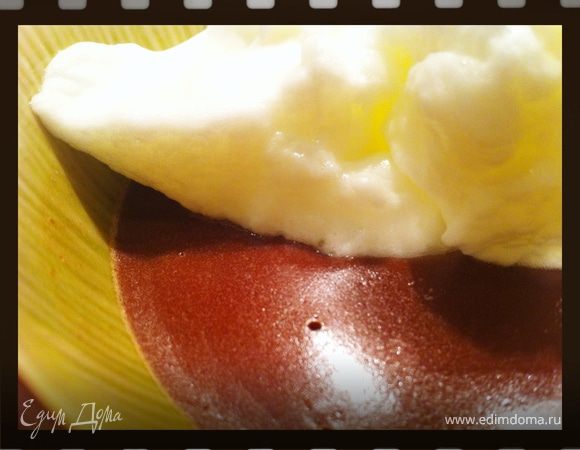 Пока займемся муссом: 
Подробное приготовление мусса тут:
http://www.edimdoma.ru/recipes/22223
Я брала только черный шоколад. Воды для желатина брала 150 гр. потом всю ее и использовала.  Мусс готов.  В холод ставить не надо. 