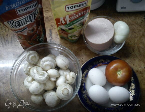 грибы и колбаску порезать пластинами.