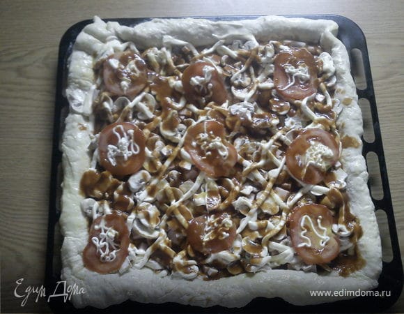 потом помидорки. залить всё это дело яйцом и кетчупом предворительно немного розведённый водой, по солить.