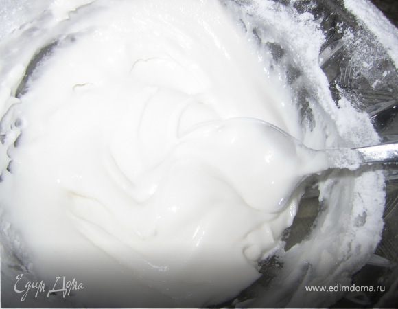 Белки смешать с пудрой в 10-15 приёмов.
Смешать просто вилкой или ложкой.
Айсинг должен быть густоты, как густая взбитая сметана. 
Если айсинг получился сильно густой, нужно добавить пару капель ллимонного сока.
При выдавливании из корнетака, айсин не должен растекатся.
