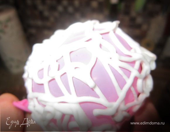 Берем  самые маленькие воздушные шарики, надуваем, до нужного размера, завязываем плотно ниткой(кончик нитки нужно оставить длинным, для того что бы за нее можно повесить сушится наши шарики).
Выложить айсинг в корнетик, срезать носик толщиной 2-3 мм.
Держим шарик за кончик, и по всей поверхности наносим полосичками айсинг.
Если айсинг правельно замешан, он не будет растекатся по шарику.
Шарика нужно подвесить, для просушки.(желательно на ночь).
Вот что получается.
