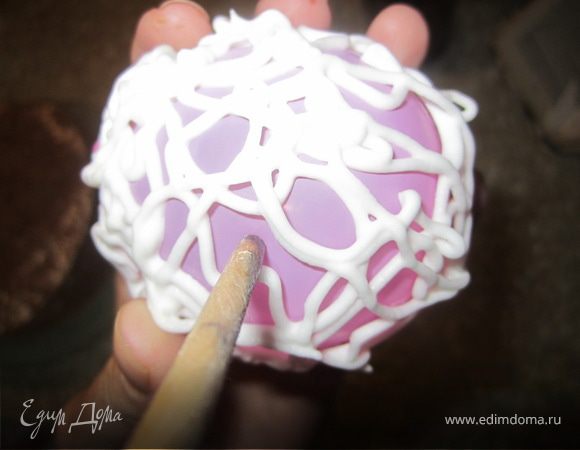 Снимаем шарик, аккуратно по самым большим отверстиям, надавливаем тупым предметом( я это делаю кисточкой).
Это нужно для того, что бы шарик отсоеденить от айсинга.