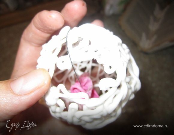 Берем шарик в руки, и чем-то стрым (зубочисткой или иголкой), резким движением прокалываем шарик.
Достаем остатки шарика.
И украшение готово) 
Эта красота особенно популярна в новогодные праздники, получаются такие айсинговые комки снега.