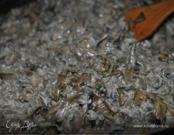 Начинка.Разогреть в большой сковороде масло. Выложить лук и обжаривать до слезка золотистого цвета. Добавить грибы и чеснок, тушить 5 минут. Влить сливки, довести до кипения и варить на медленном огне 2 минуты. Снять с огня. Добавтить рубленный укроп и тимьян, взбитые яйца, соль, перец и хорошо перемешать.