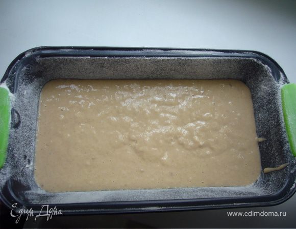 Смешай муку+разрыхлитель+миндаль+хлопья.И вмешай сюда аккуратно взбитые яйца+щеп.соли+ сахара+сливок.Вымешай однородное/негустое и не слишком жидкое тесто.

