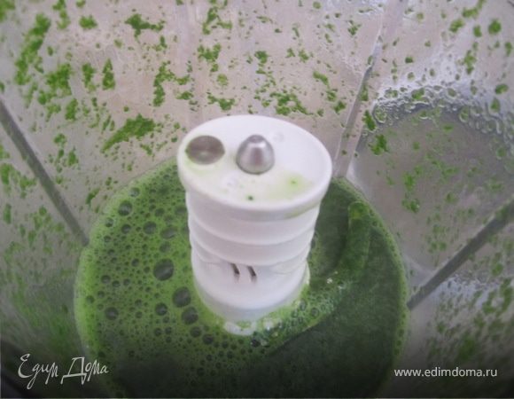 Слить воду, но не все оставить немножко, для того чтобы шпинат модно измельчить в блендере.