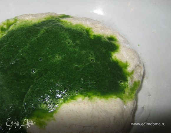 Тесто разделить на две части.
В одну добавить измельченный шпинат.
Замесить тесто, добавив еще 100-150 гр муки.