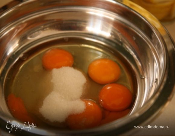 Перед приготовлением из лимонов слить сироп (из оставшихся лимонов можно сделать пюре,перекрутивши всю эту красоту на мясорубке.И употреблять с чем-нибудь сладеньким).Растереть мед с 4 ст. л. лимонного сиропа.Желтки,яйца и сахар смешать в жаропрочной посуде.