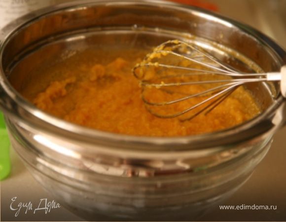 Поместить ее на кастрюлю с кипящей водой и взбивать венчиком,пока смесь не начнет загустевать.Быстро переставить миску с яичной смесью в емкость,наполненную холодной водой и льдом,чтобы смесь быстрее остыла.