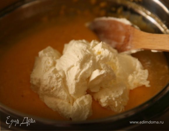 Сливки взбить в крепкую пену.В остывшую смесь добавить мед с лимонным сиропом,перемешать.Далее добавить сливки,осторожно премешать снизу вверх.