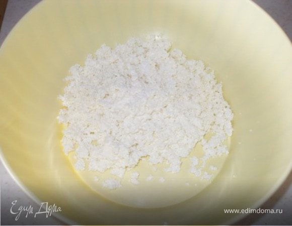 Добавить рикотту и перемешать до однородного состояния. 