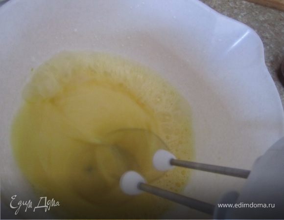 Блины.
Яйца+сахар+соль, хорошо взбить.
Добавить пол стакана молока.