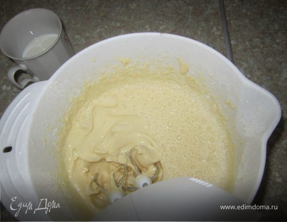 Добавить стакан крутого кипятка, перемешать.
Добавить оставшиеся молоко, растительное масло.
