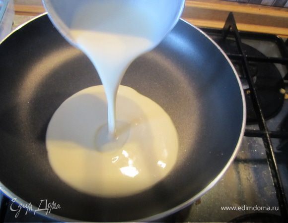 Тесто должно быть как жидкий кефир. Если тесто густовато, добавить немного молока.
Жарим блинкики.