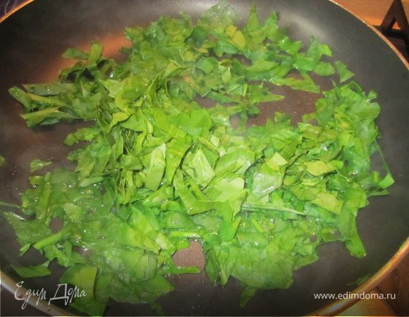 Начинка.
Шпинат немножко пассеровать на оливковом масле, буквально 3-4 минуты.

