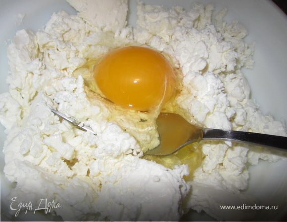 Творог смешать с яйцом и солью.