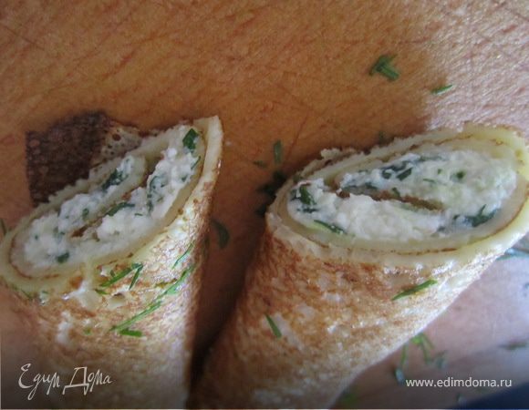 Намазать начинку на блин, свернуть рулетиком.